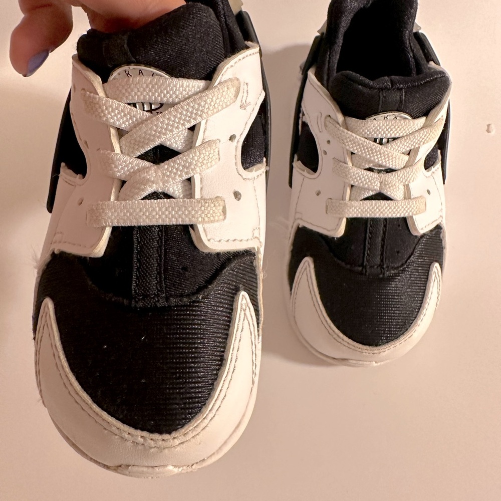 Nike Huarache Run Toddler size 7C Black and White